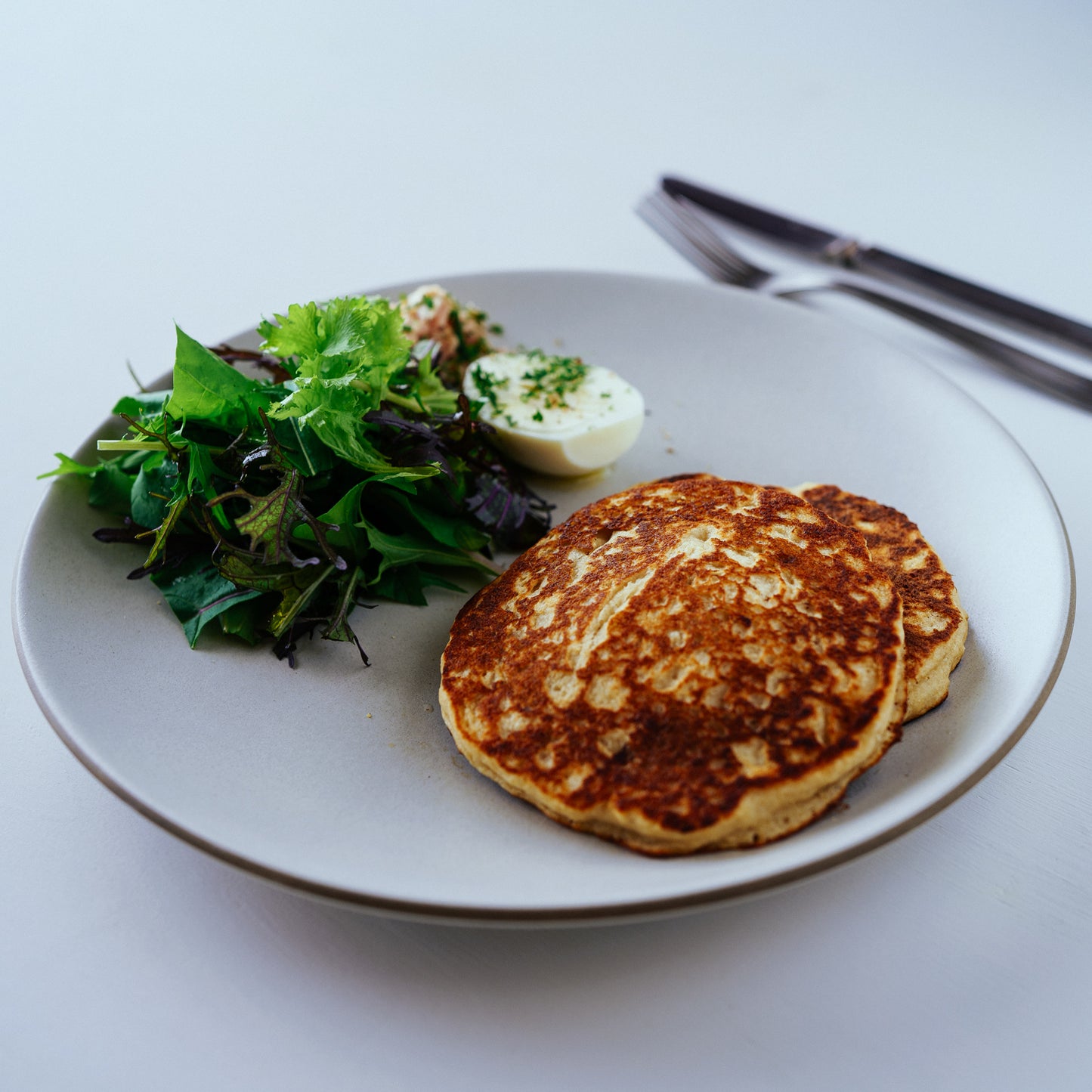 マリールゥのいなほパンケーキミックスで焼いたパンケーキとグリーンサラダの朝食プレート