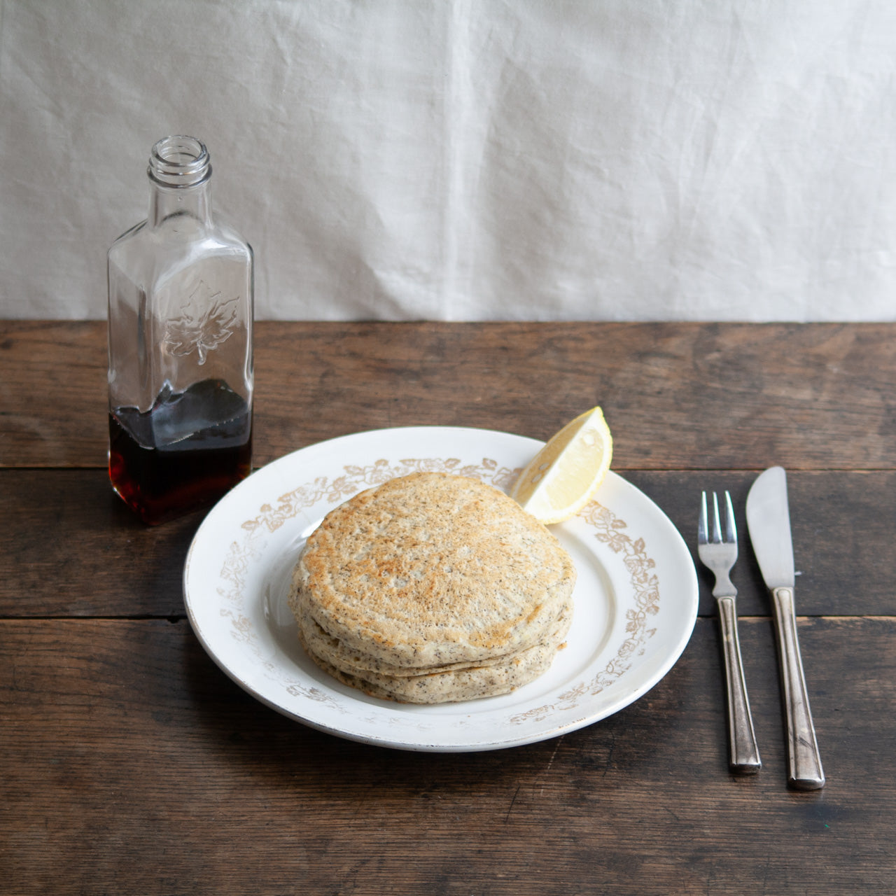 PANCAKE 1155で焼いたパンケーキにレモンを添えた英国風の朝食プレート